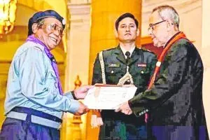 হুনছেন লিংডোৱে ভাৰতৰ তদানীত্বন ৰাষ্ট্ৰপতি প্ৰনব মুখাৰ্জীৰ পৰা চিলভাৰ এলিফেন্ট বঁটা গ্ৰহম কৰাৰ মুহূৰ্তত