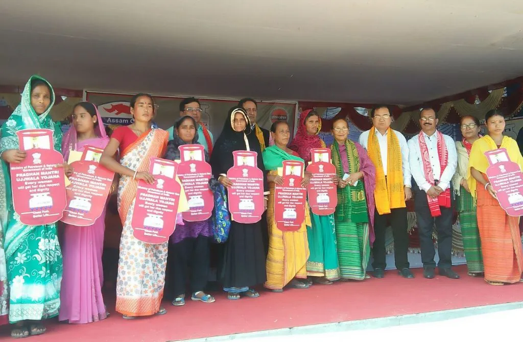 আন্তৰ্জাতিক নাৰী দিৱস উপলক্ষে কোকৰাঝাৰত প্ৰধান মন্ত্ৰী উজ্জ্বলা যোজনাৰ এল পি জি সংযোগ বিতৰণ