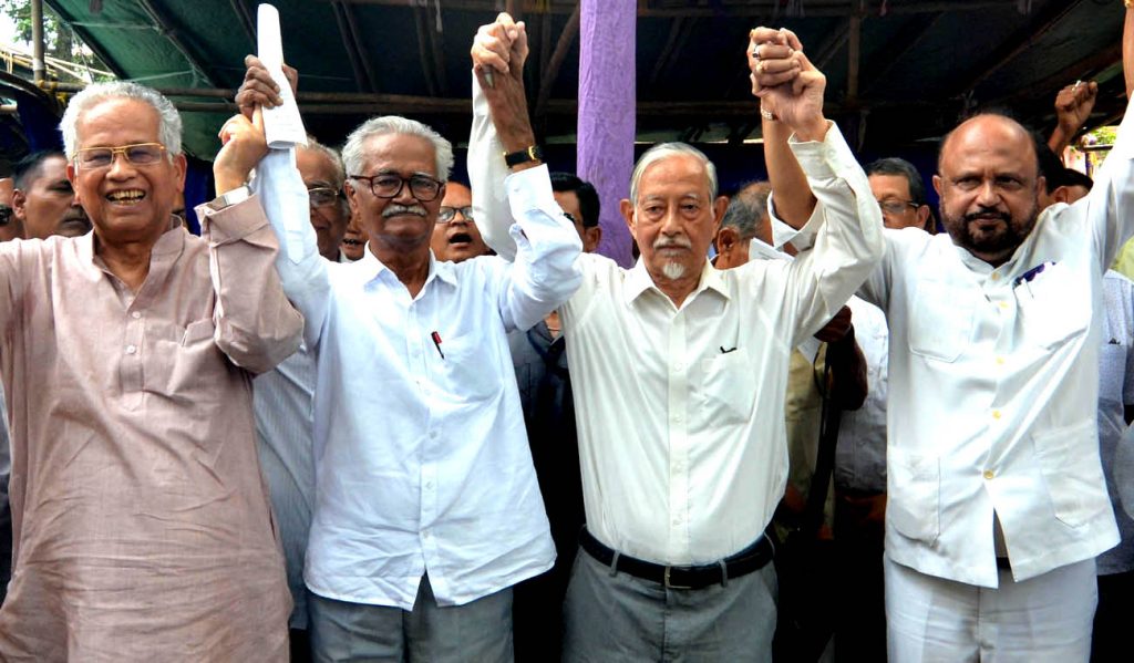 Former Chief Ministers of Assam Tarun Gogoi and Prafulla Kumar Mahanta along with Scholar Hiren Gohain and other leaders of various organisations raising hands during jointly protest meeting against Citizenship (Amendment) Bill organised by Forum against Citizenship Act Amendment Bil and left Democratic Manch in Guwahati on 31-05-18. Pix by UB Photos