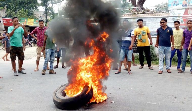 07-09-17 Abhayapuri- AKRASU protest burn tyres