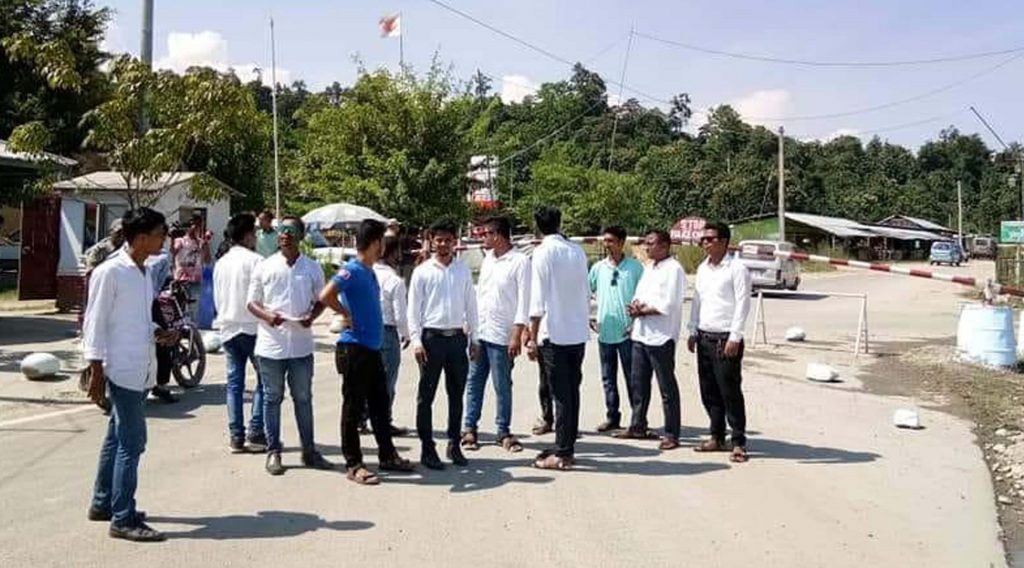 20-08-18 Gohpur- AASU Members at Border check post (2)