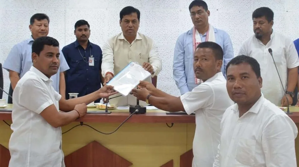 24-08-18 Guwahati- cm discussion with of Matak & Moran Community