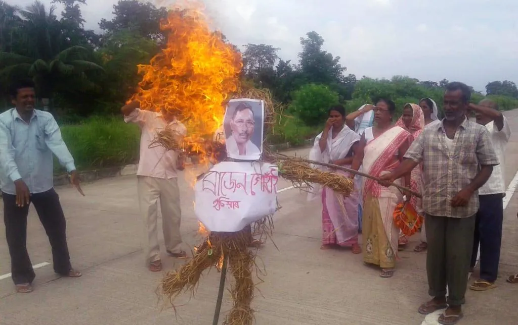 ৰাজেন গোহাঁইৰ যৌন কেলেংকাৰিক লৈ উত্তাল নগাঁও; কৃষক মুক্তিয়ে দাহ কৰিলে পুত্তলিকা
