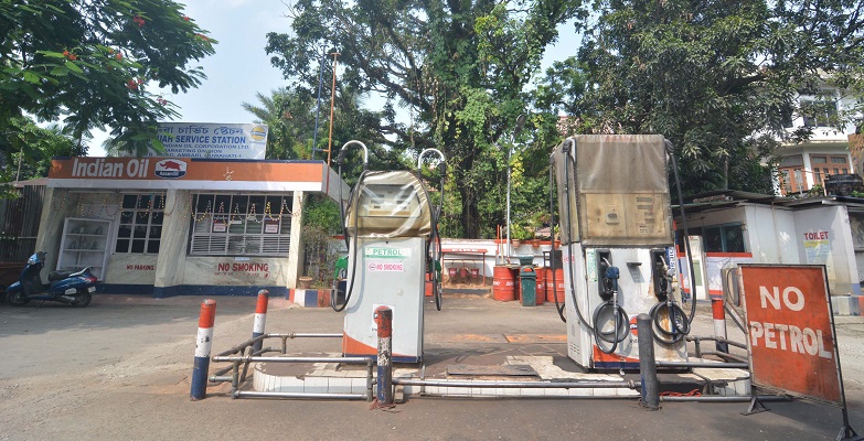 28-09-18 Guwahati- Bandh Petrol pump (6)