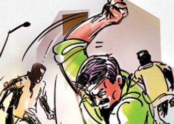 নিৰ্লজ্জ কাণ্ড : নগাঁৱত পাঠদানৰ সলনি দুই শিক্ষকৰ ছাত্ৰ-ছাত্ৰীৰ সন্মুখতে মাৰপিট
