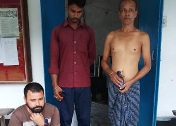 Accused-persons-along-with-seized-IMFL-1-570x320