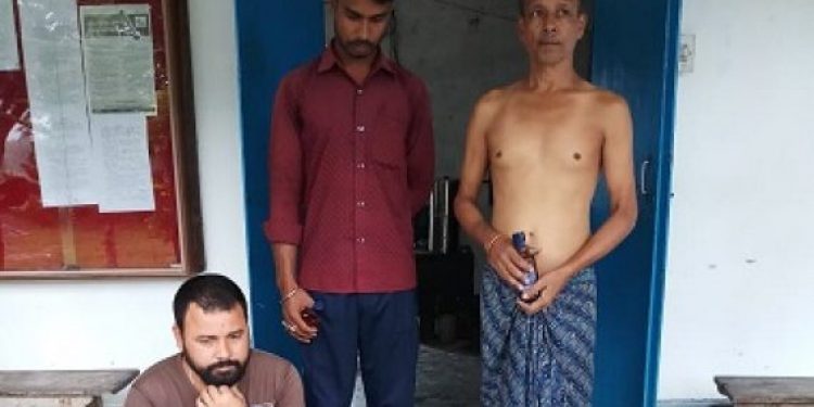 Accused-persons-along-with-seized-IMFL-1-570x320