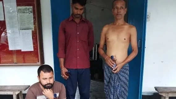 Accused-persons-along-with-seized-IMFL-1-570x320