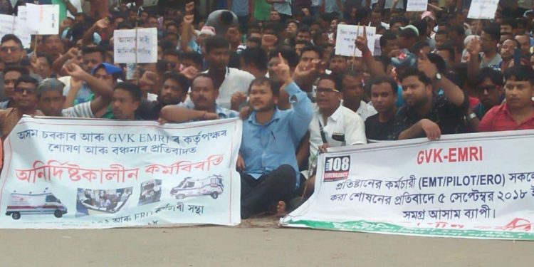 নিয়োজিত কৰ্মচাৰীসকলৰ প্ৰতিবাদৰ কাষত কৃষক মুক্তিৰ নেতা অখিল গগৈ। ৮ ছেপ্তেম্বৰত।