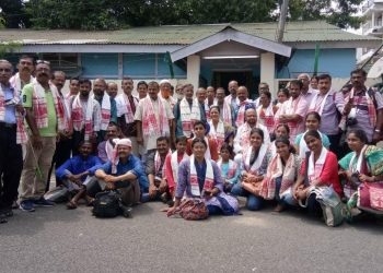 কেৰেলাৰ পৰা অহা সাংস্কৃতিক গোষ্ঠীয়ে সাক্ষাৎ কৰিলে প্ৰাক্তন মুখ্য মন্ত্ৰী প্ৰফুল্ল কুমাৰ মহন্তক
