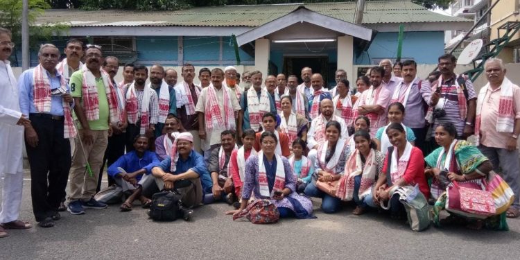 কেৰেলাৰ একতা পৰিষদ নামৰ সাহিত্য-সাংস্কৃতিক গোষ্ঠীটোৰ সদস্যসকল প্ৰাক্তন মুখ্য মন্ত্ৰী প্ৰফুল্ল কুমাৰ মহন্তৰ বাসগৃহত।