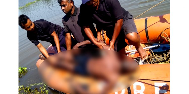 পানীৰ পৰা এচ ডি আৰ ফে যুৱকজনৰ মৃতদেহ উদ্ধাৰ কৰা অৱস্থাত। ছবি- নৰ্থ ইষ্ট নাও।