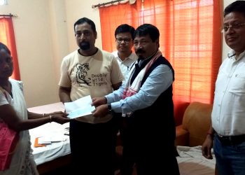 পথ দুৰ্ঘটনাত নিহত কাজিৰঙাৰ জোৱান জয়কান্ত পেগুৰ পত্নীক প্ৰাপ্য ধন প্ৰদান