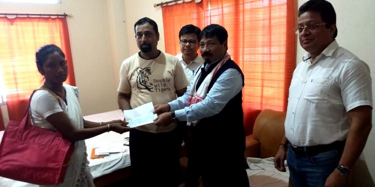 চেক প্ৰদানৰত মন্ত্ৰী বৰা। ছবি- নৰ্থ ইষ্ট নাও।