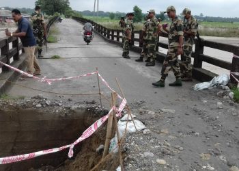 নাগ্ৰীজুলিত বাঢ়নী নদীৰ পানীয়ে খহালে দুখনকৈ দলং; যোগাযোগ বিচ্ছিন্ন