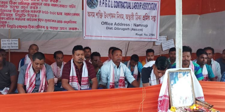 নামৰূপত অনশনৰত ঠিকা শ্ৰমিকসকল। ছবি- নৰ্থ ইষ্ট নাও।