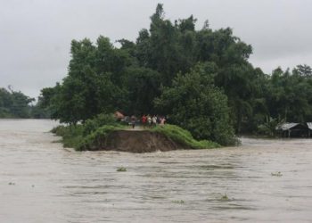 লখিমপুৰৰ বান পৰিস্থিতি : মথাউৰিতে মৃতদেহ সৎকাৰ; খবৰ নাই স্থানীয় জনপ্ৰতিনিধিৰ