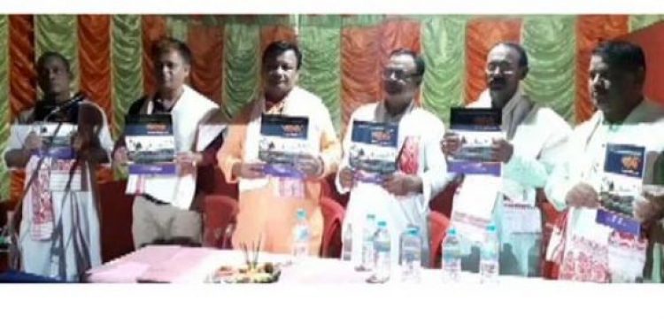 Paseti-the-yearly-magazine-of-the-Paseti-Festival-has-been-released-by-senior-journalist-Mayukh-Goswami-2nd-from-left-in-presence-of-other-distinguished-guests.-570x320