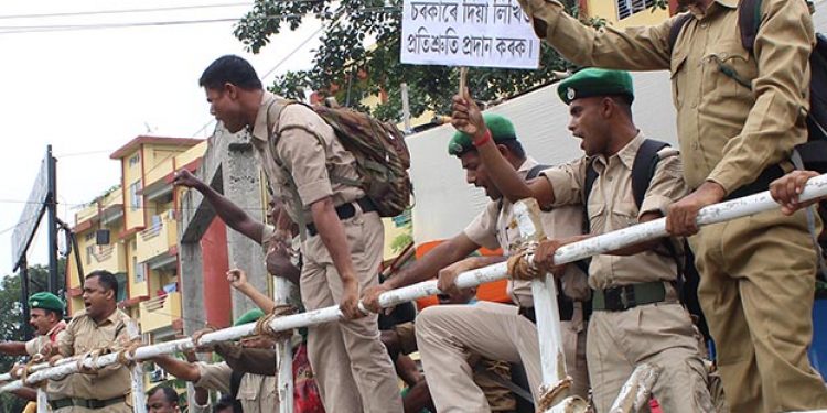 বিশেষ আৰক্ষী বিষয়াসকলে ২৫ ছেপ্তেম্বৰত দিচপুৰৰ লাষ্টগেইটত প্ৰতিবাদ কৰাৰ মুহূৰ্তৰ দৃশ্য। ফটো : য়ু বি।