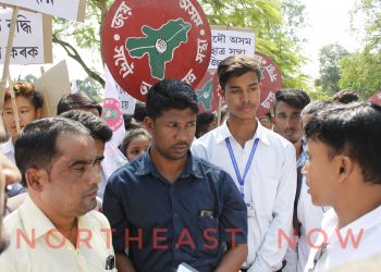 মূল্য বৃদ্ধি হ্ৰাস কৰাৰ দাবীত বিশ্বনাথত মুখ্য মন্ত্ৰীলৈ স্মাৰকপত্ৰ আছুৰ