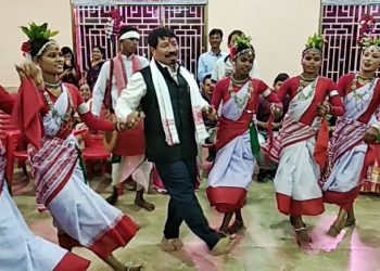 বোকাখাতৰ বাৰোৱাৰী পূজা মণ্ডপত মন্ত্ৰী অতুল বৰাৰ ঝুমুৰ নৃত্য
