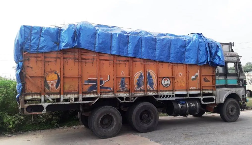 নগাঁৱত ৭০ লক্ষাধিক টকাৰ চোৰাং আগৰ কাঠ ভৰ্তি ট্ৰাক জব্দ
