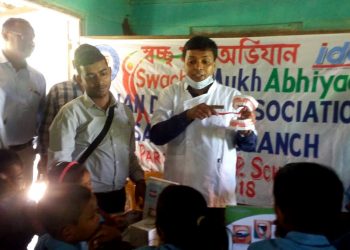 ডবকাৰ আকাশী গংগাৰ ফ্লৰাইড আক্ৰান্তৰ মাজত বিনামূলীয়া চিকিৎসা শিবিৰ