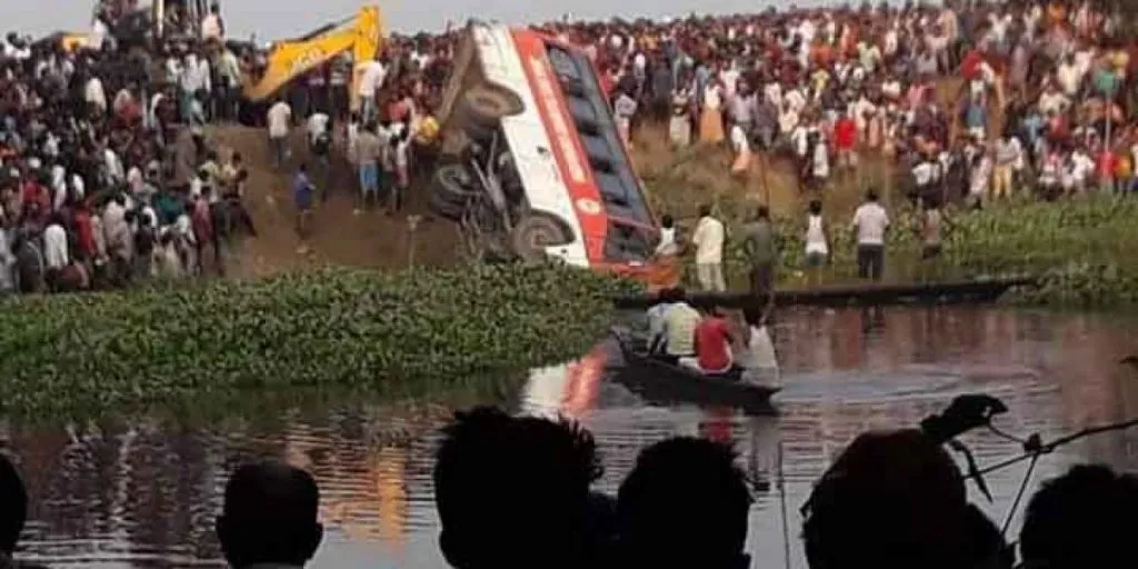 মুকালমুৱা বাছ দুৰ্ঘটনা : পানীৰ তলত মৃতদেহৰ সন্ধানত আজিও উদ্ধাৰ অভিযান অব্যাহত
