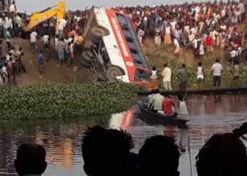 মুকালমুৱা বাছ দুৰ্ঘটনা : পানীৰ তলত মৃতদেহৰ সন্ধানত আজিও উদ্ধাৰ অভিযান অব্যাহত