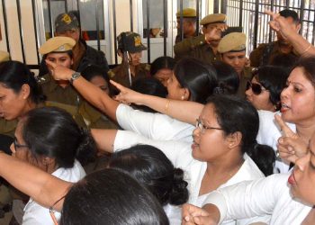 Police personal spushle between Nurses at Assam Medical College & Hospital in Dibrugarh on 28-011-18 during All Assam Nurse Association strike. Pix by UB Photos