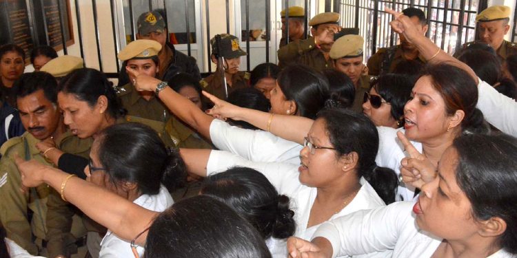 Police personal spushle between Nurses at Assam Medical College & Hospital in Dibrugarh on 28-011-18 during All Assam Nurse Association strike. Pix by UB Photos