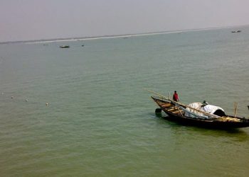 সোণতলীৰ নগৰবেৰাত মটৰচাইকেলসহ টুলুঙা নাৱৰ পৰা নৈত পৰিল যাত্ৰী