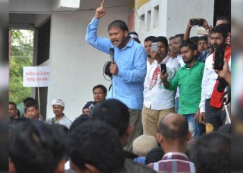 দৰকাৰ পৰিলে আৰ এছ এছৰ হিন্দুত্ববাদক বলি দিম কিন্তু অসমীয়াত্ব এৰি দিয়া নহ’ব : অখিলৰ হুংকাৰ