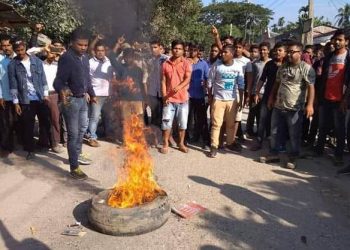 নাগ্ৰীজুলিত আলফা গ’ বেক, অখিল গগৈক গ্ৰেপ্তাৰ কৰক ধ্বনিৰে ৰাজপথত টায়াৰ জ্বলাই  বন্ধ সমৰ্থকৰ প্ৰতিবাদ