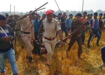 ঢকুৱাখনাৰ কেঁকুৰীত মহিলাসহ দুই ছাত্ৰক পথতে ঘপিয়াই হত্যাৰ চেষ্টা
