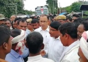 বোকাখাতৰ বিহৰা বজাৰত গৰু ব্যৱসায়ীৰ ৰাষ্ট্ৰীয় পথ অৱৰোধ; অবৈধভাৱে ধন সংগ্ৰহৰ অভিযোগ