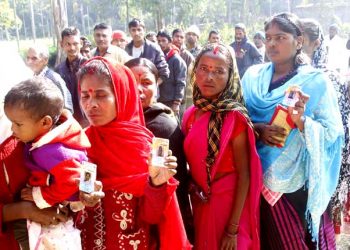 Voters stand in queues to cast their votes during the RE voteing first phase of Assam panchayat election polling at Kharikotiya Kishan LP School, Mariani on 06-12-18.Pix by UB Photos