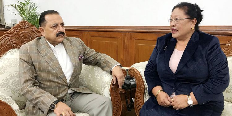 আলোচনাৰ সময়ত ডনাৰ মন্ত্ৰী ডঃ জিতেন্দ্ৰ সিং আৰু ৰাষ্ট্ৰীয় মহিলা আয়োগৰ নৱ নিৰ্বাচিত সদস্য ছ’ছো শ্বাইজা।
