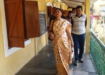 বােকাখাতত পঞ্চায়ত নিৰ্বাচনৰ ভােটগ্রহণ কেন্দ্র পৰিদৰ্শন নির্বাচনী পৰ্য্যবেক্ষক লীনা দাসৰ