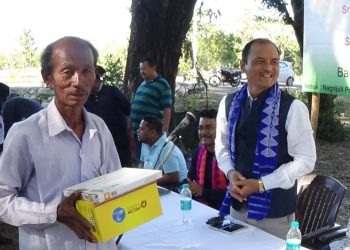 নাগ্ৰীজুলিত বনৰীয়া হাতীৰ উপদ্ৰৱ ৰোধৰ বাবে সজাগতা সভা : ক্ষতিগ্ৰস্ত লোকক টৰ্চলাইট-ফটকা বিতৰণ
