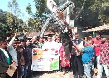 সোণোৱালৰ ‘বেইমান’ শব্দৰ প্ৰতিবাদত বৰপেটাত জ্বলিল প্ৰতিকৃতি