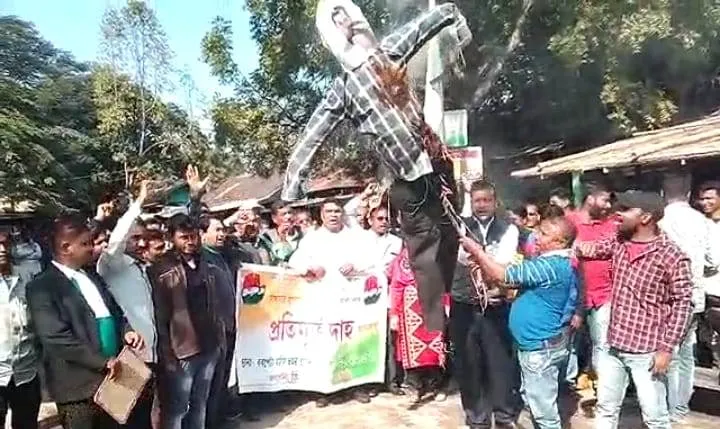 সোণোৱালৰ ‘বেইমান’ শব্দৰ প্ৰতিবাদত বৰপেটাত জ্বলিল প্ৰতিকৃতি