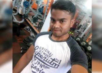 হাউলীত ৰৈ থকা ট্ৰাকত বাইকেৰে খুন্দা মাৰি থিতাতে মৃত্যু জিমৰ প্ৰশিক্ষকৰ; এৰি গ’ল আঠ মাহৰ অন্তঃসত্ত্বা পত্নীক