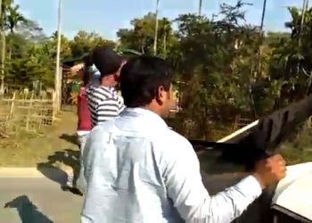 নিৰ্বাচনী প্ৰচাৰ চলাবলৈ গৈ ক’লা পতাকাৰ সন্মুখীন লখিমপুৰৰ সাংসদ প্ৰদান বৰুৱা