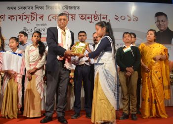 25-01-19 Guwahati- Education Minister distributed free text book (4)