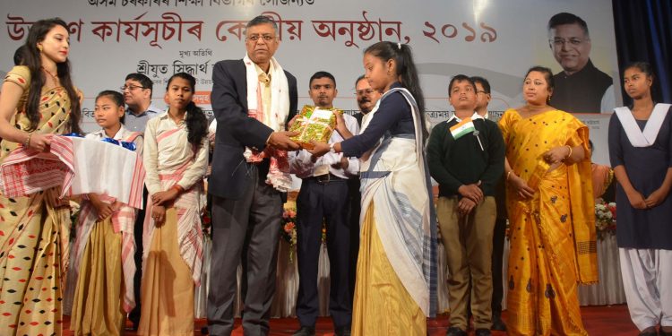 25-01-19 Guwahati- Education Minister distributed free text book (4)