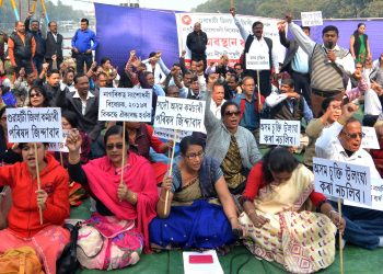 ‘দেশতকৈ চাকৰি ডাঙৰ নহয়’ কাৰ্যালয় এৰি দীঘলীপুখুৰীৰ পাৰত বহিল সদৌ অসম কৰ্মচাৰী পৰিষদ