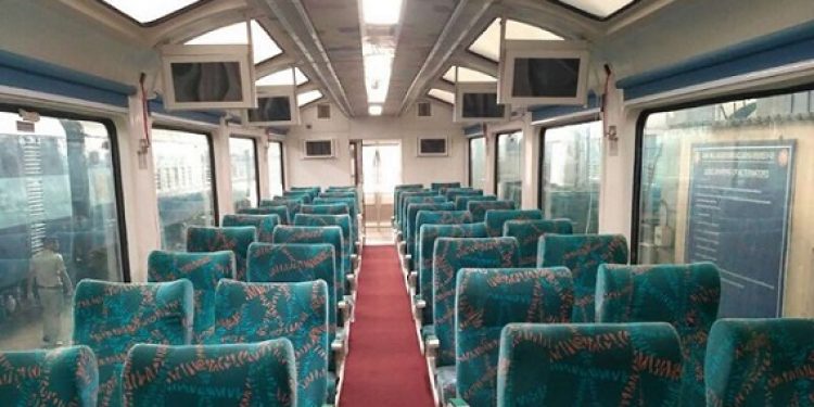 610381-tnin-vistadome-coach1