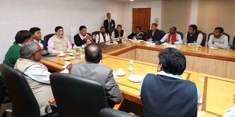 CM-Sonowal-with-six-communities--750x375