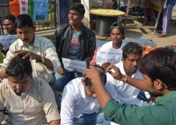 বিধেয়কৰ বিৰোধিতাৰে নগাঁও উকীল সন্থাৰ অৱস্থান ধৰ্মঘট; এন এছ ইউ আইৰ সদস্যৰ মুণ্ডন
